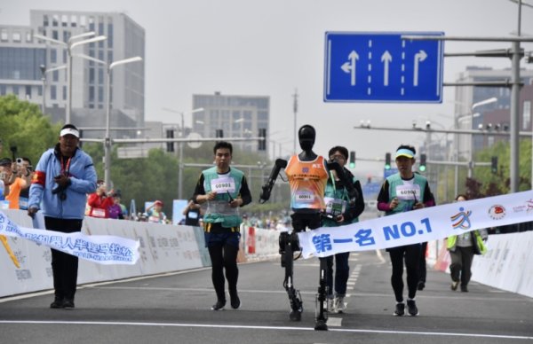 民信配资端 历史性时刻！全球首个人形机器人半马冠军揭晓